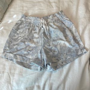 Size 6 Lululemon Spring Break Away Shorts!!